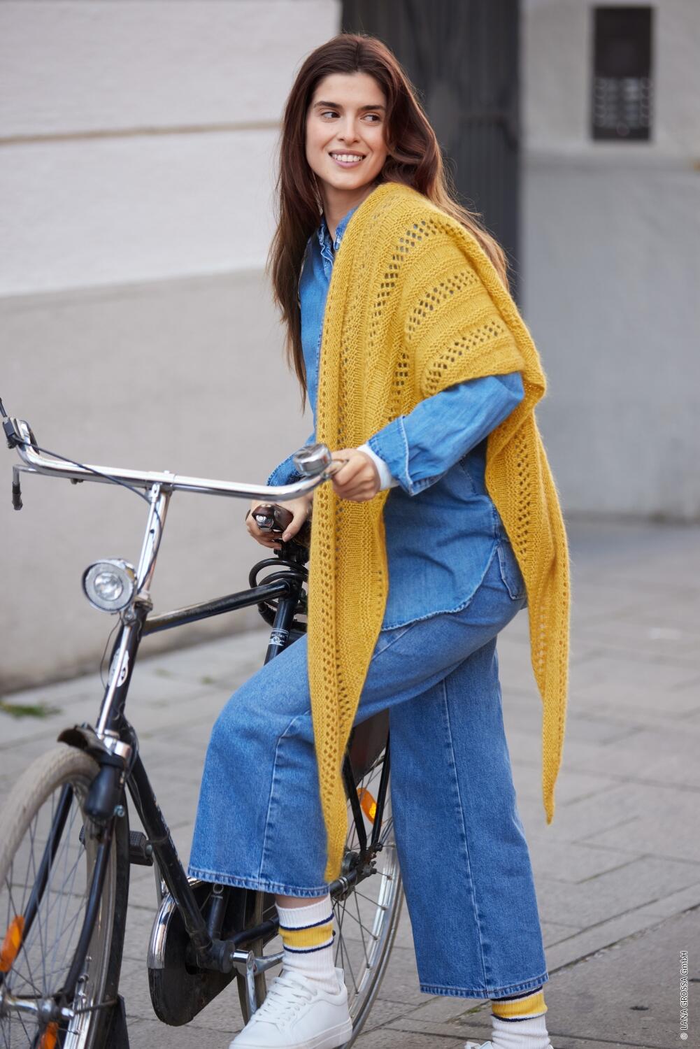 Lana Grossa Tücher und Co. Nummer 06 Modell 010 großes Tuch mit Lochmusterstreifen