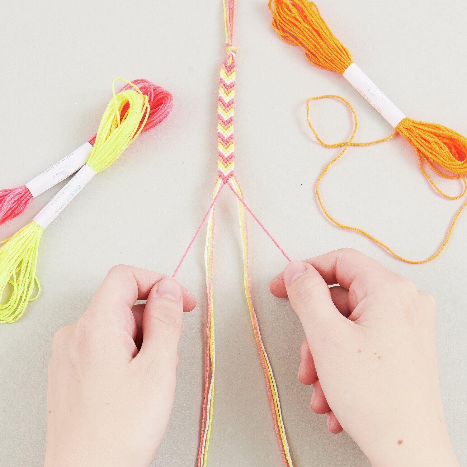 Rico Kreativ-Set: Freundschaftbänder Neon Colours Anwendungsbeispiel