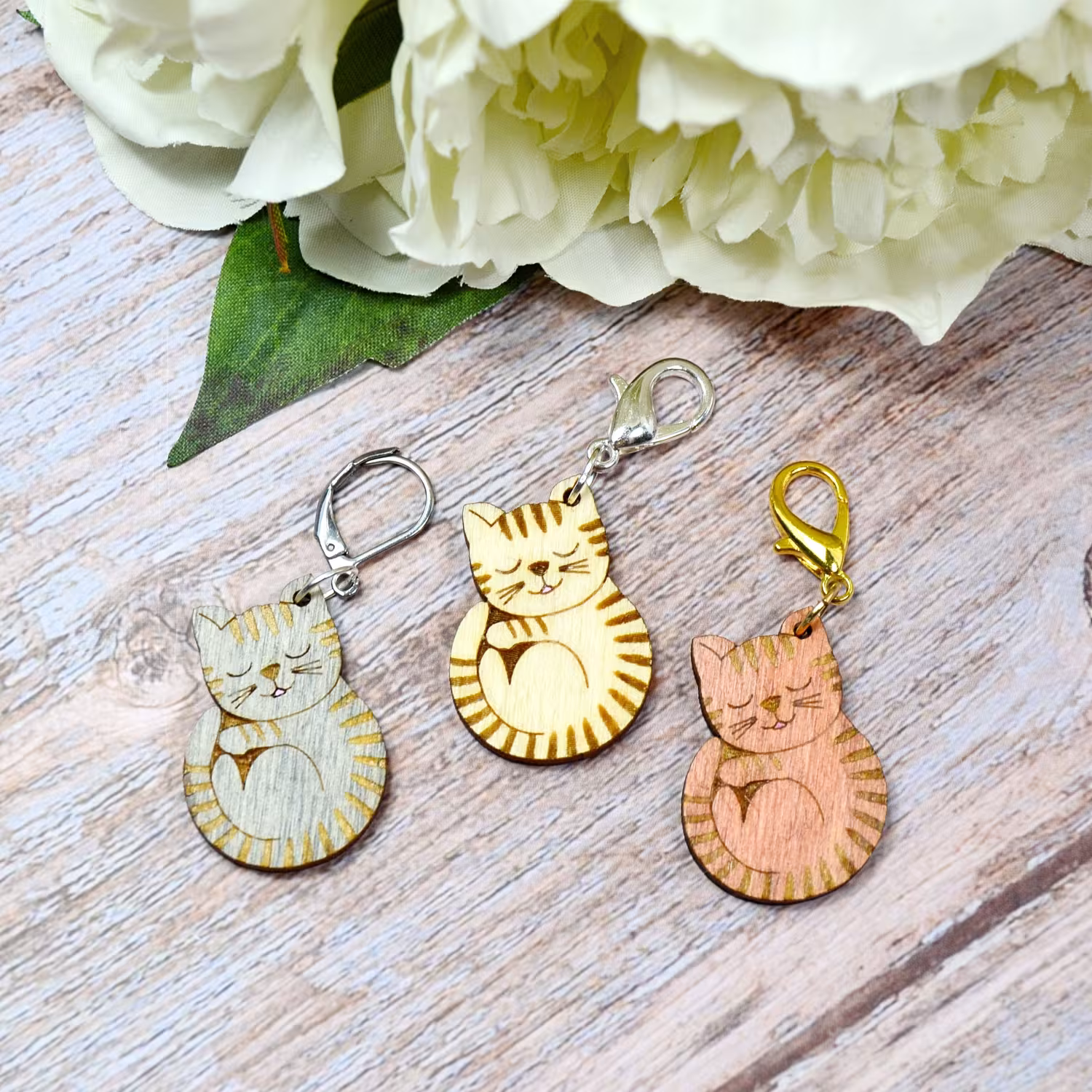 Handgefertigter Maschenmarkierer aus Holz - Schlafende Katze - Orange