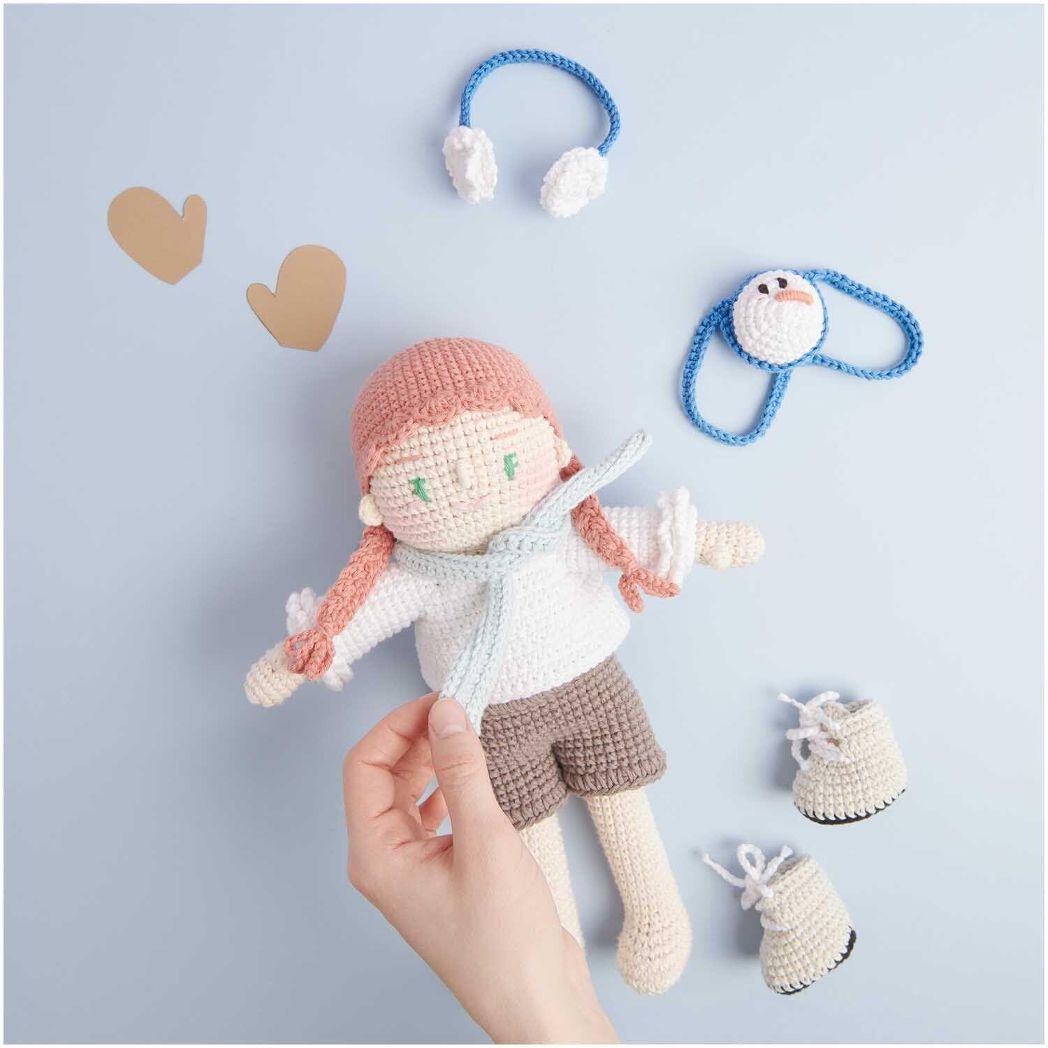 Rico Design Ricorumi Set DOLLIES  "Holiday Girlfriends " Beispiel Dollie mit Schneeoutfit