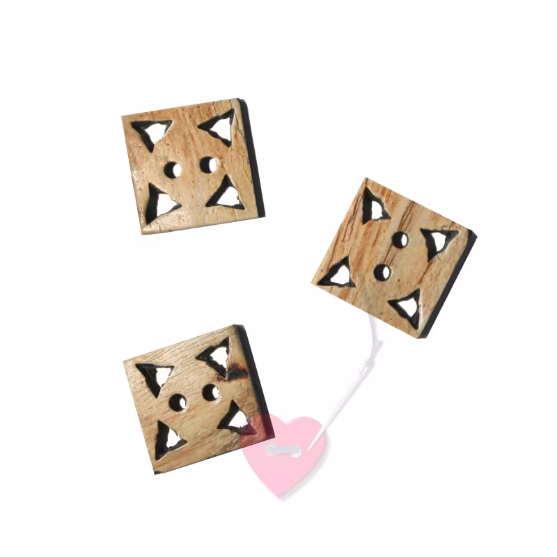 Bonfanti - quadratischer Hornknopf mit Lochschnitzerei 2-Loch-Knopf aus Horn