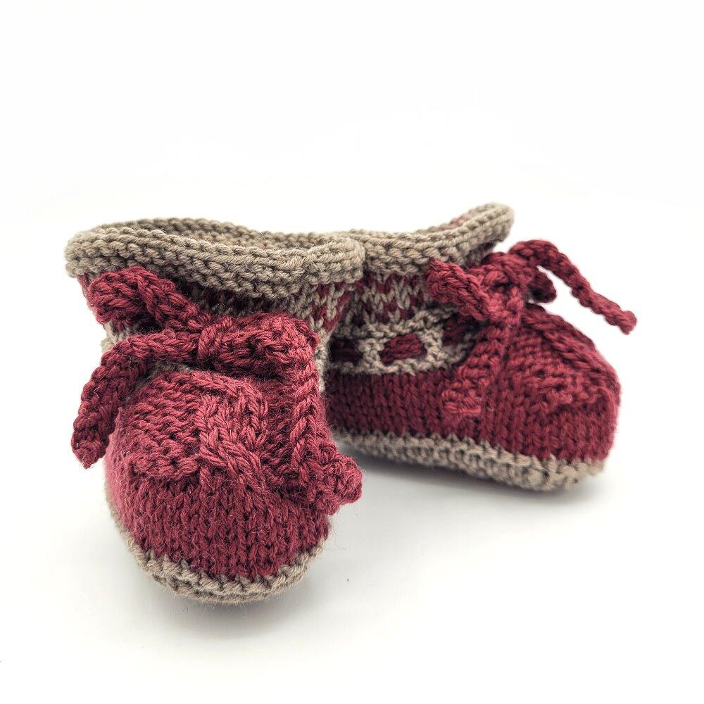 Kuschelweiche, rote Babyschuhe mit Zopf-Muster