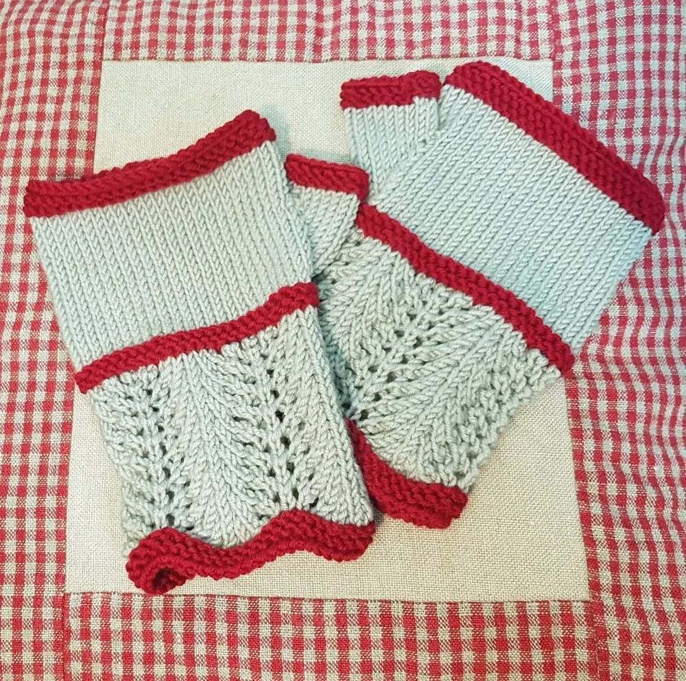 Strickanleitung Handwärmer mit Farnmuster Musterbeispiel gestrickt aus Ferner Wolle Merino 120