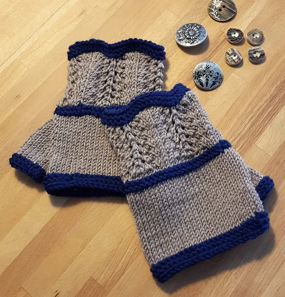 Strickanleitung Handwärmer mit Farnmuster Musterbeispiel gestrickt aus Ferner Wolle Merino 80