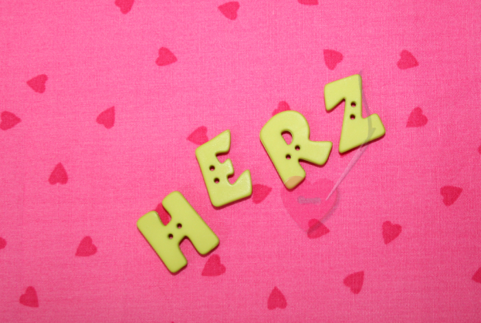 Buchstabenhits für Kids 18mm - 2-Loch Knopf  "H " Beispielbild  "Herz "