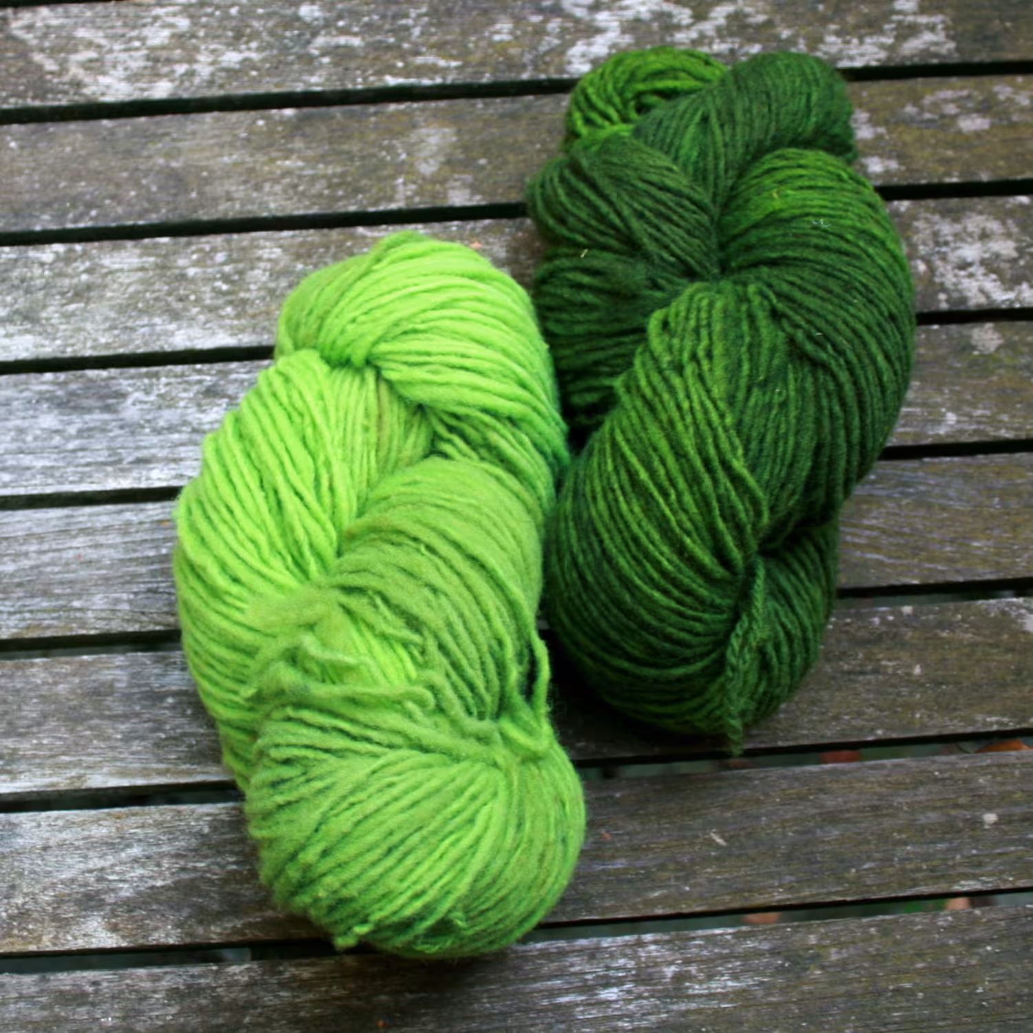 Lieblingsschaf Merino Single in leuchtenden Farben handgefärbt Frühlingsgrün und Moosgrün meliert