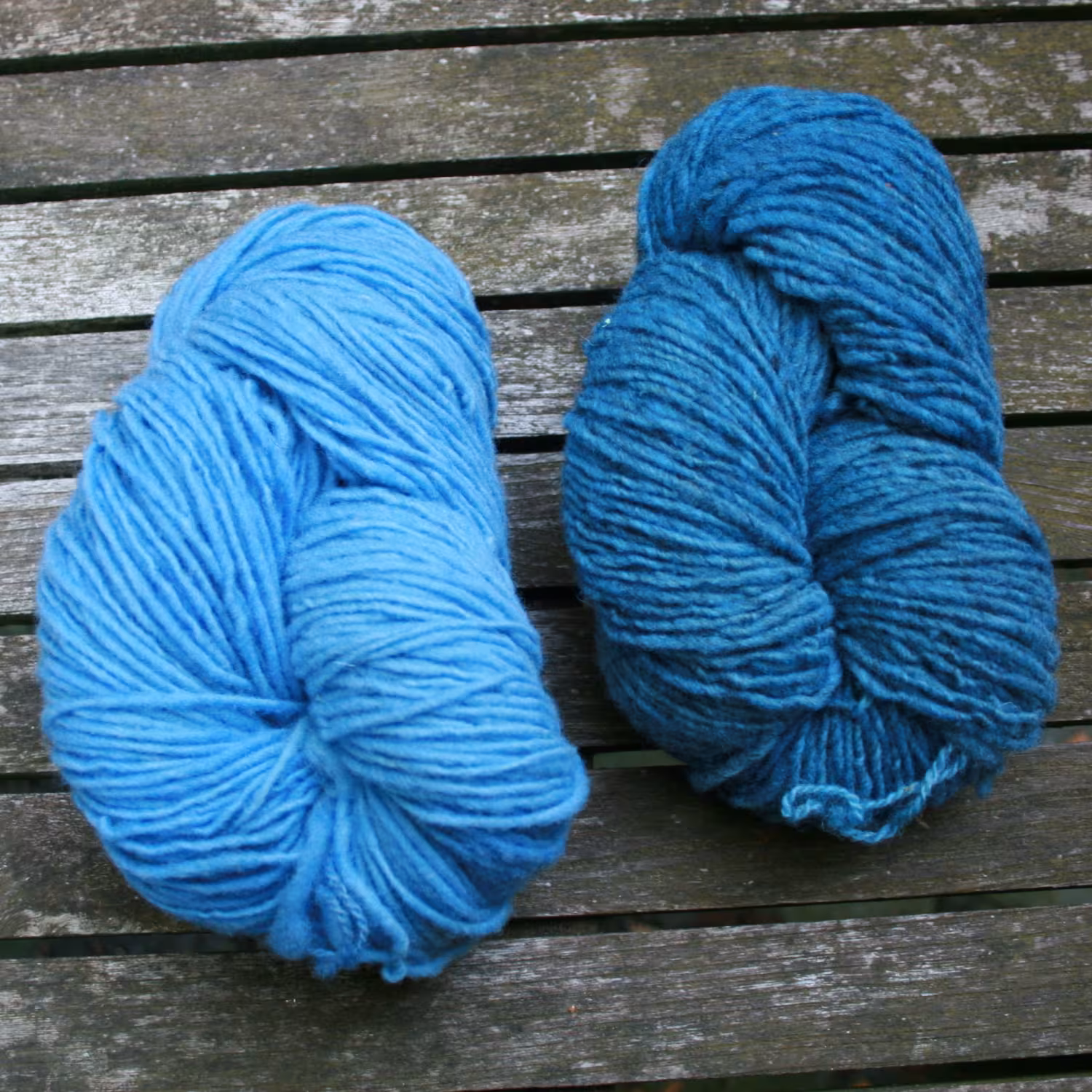 Lieblingsschaf Merino Single in leuchtenden Farben handgefärbt Vergissmeinnicht und Jeans meliert