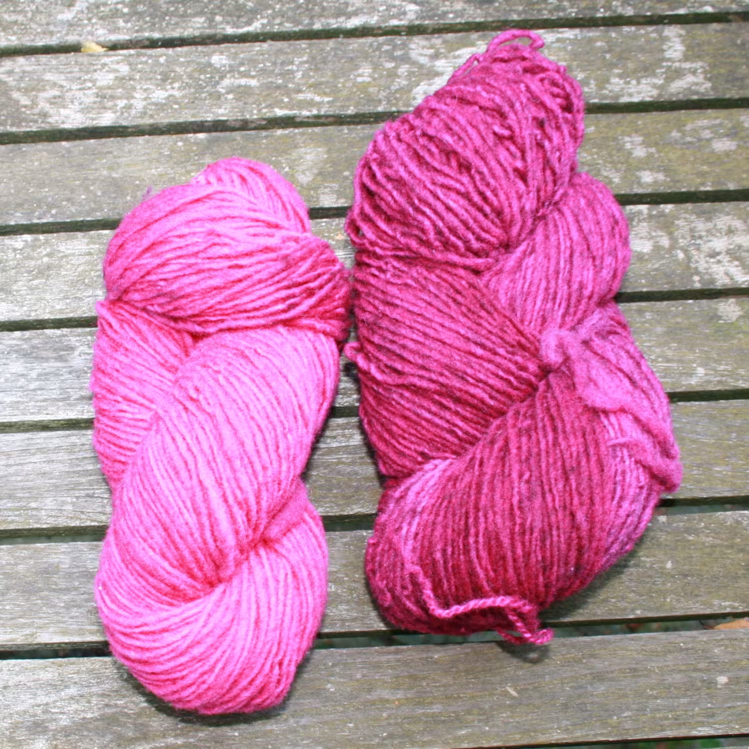 Lieblingsschaf Merino Single in leuchtenden Farben handgefärbt Funkie und Beere meliert