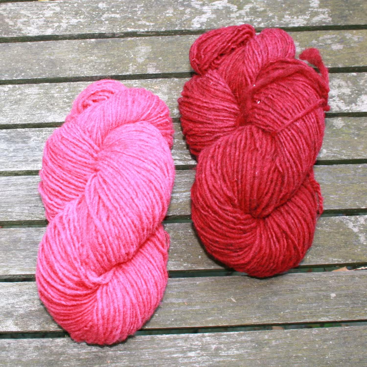 Lieblingsschaf Merino Single in leuchtenden Farben handgefärbt Hagebutte und Kirsche meliert