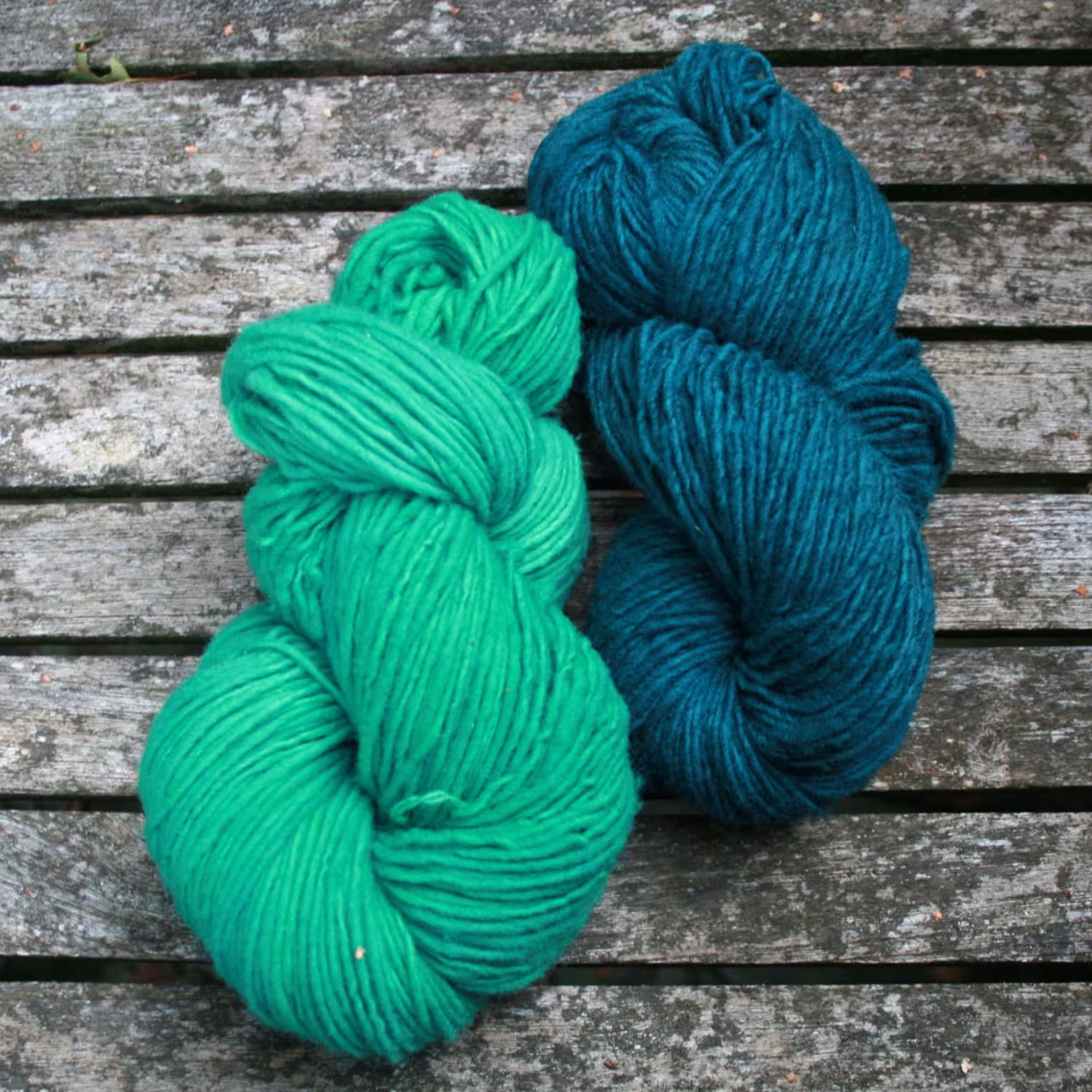 Lieblingsschaf Merino Single in leuchtenden Farben handgefärbt Seegrün und Petrol meliert