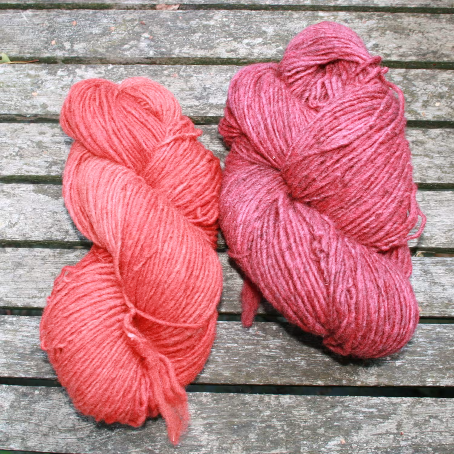 Lieblingsschaf Merino Single in leuchtenden Farben handgefärbt Terrakotta und Ziegelrot meliert