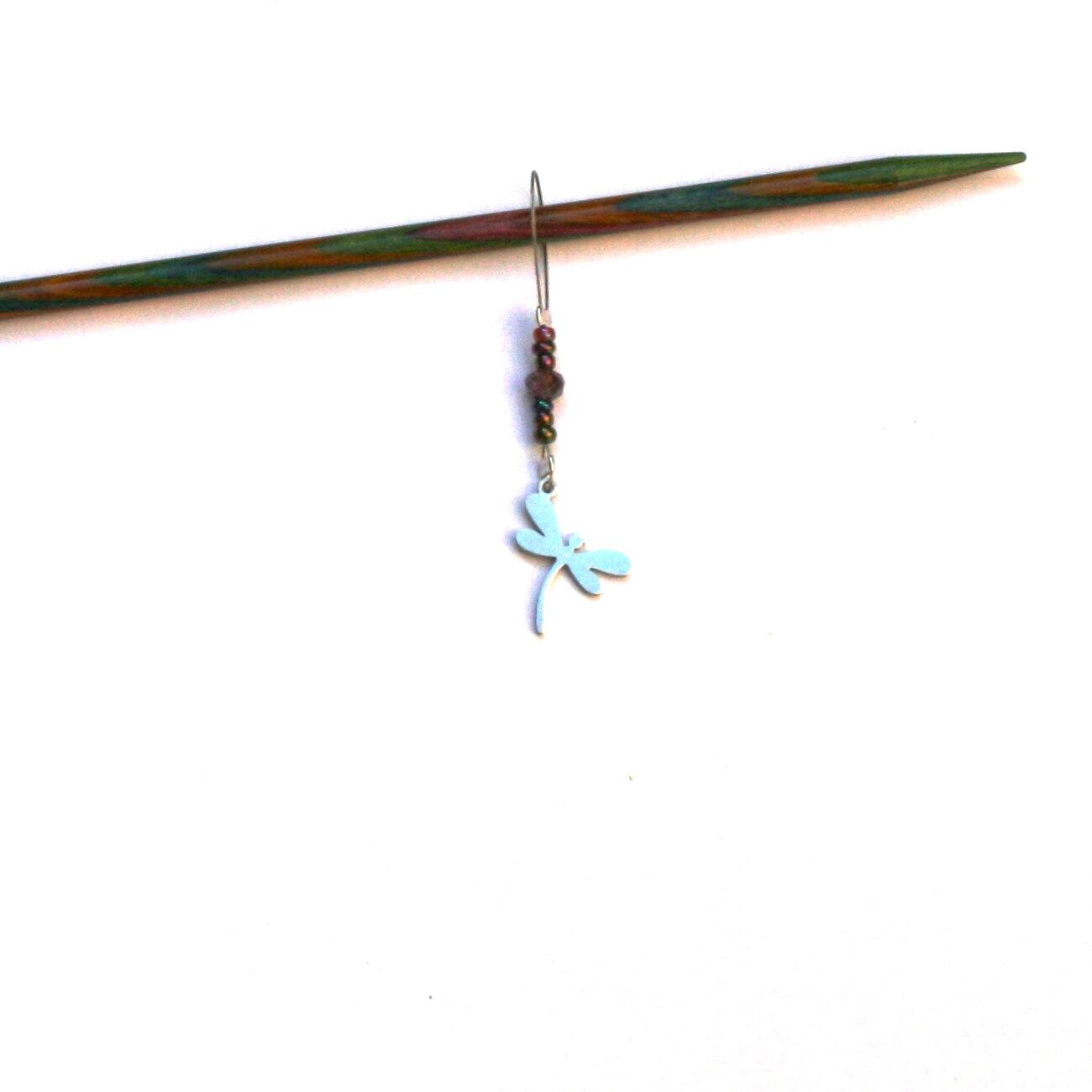 Handgefertigte Maschenmarkierer  "Libelle " mit granatroten Glasperlen