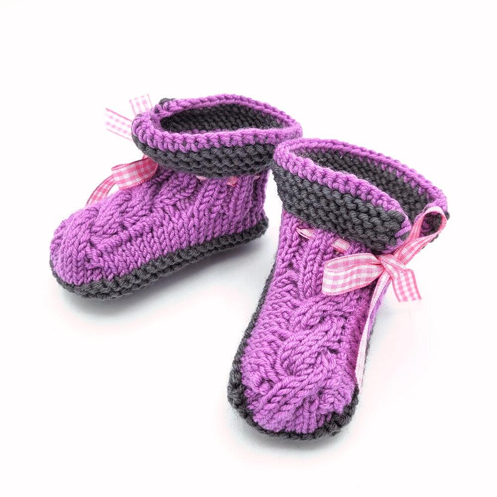 Lila Babyschuhe mit Zopf aus reiner Merinowolle