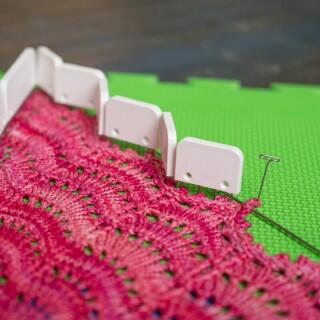 Knit Pro Knit Blockers - Weiße Kammnadeln Anwendungsbeispiel