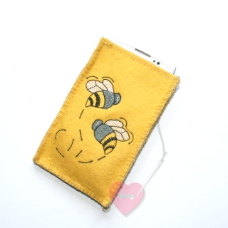 Smartphonetasche "Be(e)" aus gelbem Wollfilz
