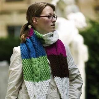 Schöne Schals stricken von Manuela Seitter buntes Modell mit Pompoms