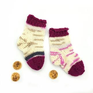 Handgestrickte Babysocken für Neugeborene Magenta