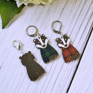 Handgefertigter Maschenmarkierer aus Holz - Dachs mit Pullover