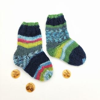 Handgestrickte Babysocken mit Ringeln
