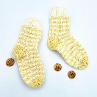 Handgestrickte, geringelte Babysocken für 6-9 Monate