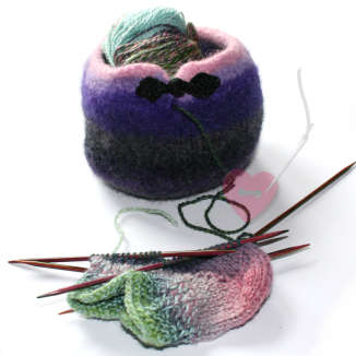 Handgefertigter Garnknäulhalter aus Wollfilz (Garnbuttler Gr. S)