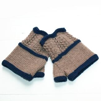 Handgestrickte Handwärmer mit Lacemuster in Blau/Taupe