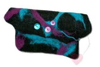 Handgefertigte Filzclutch mit Innentaschen und Perlmuttknöpfen