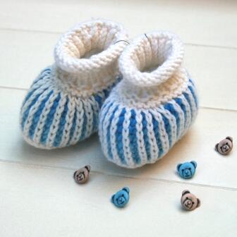 Kuschelweiche Babyschuhe Himmelblau aus reiner Merinowolle