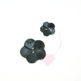 Perlmuttknopf - schwarze Blüte