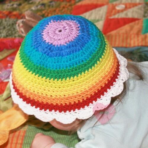 Sommerliche Baby-Mütze "Regenbogenfee " aus Baumwolle und Kapok
