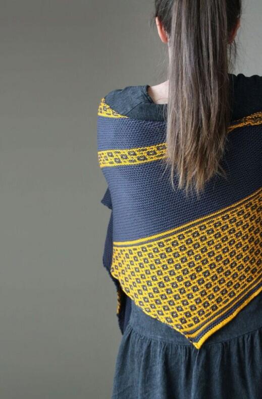 Rosy Green Wool Anleitung - Tuch Eifelgold Musterbeispiel in Cornwall Schiefer und Sonnenblume