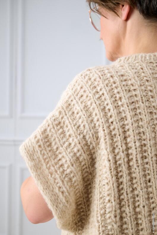 Lana Grossa Beloved Knits - Anleitung Elisa Slipover, Scarf & Hat Tanja Steinbach Modellbeispiel