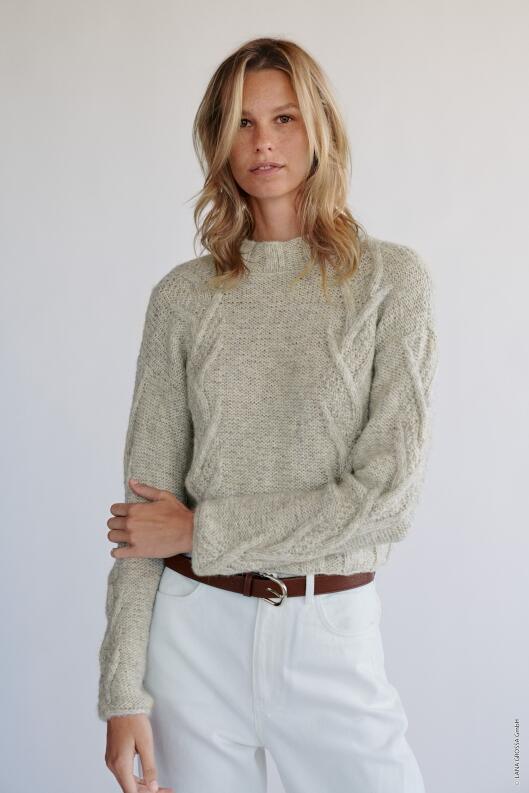 Filati Journal No. 64 - Alpaca Dreams H/W 22 Modell 02 Pullover mit Zopfmuster