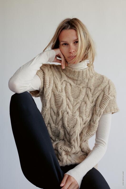 Filati Journal No. 64 - Alpaca Dreams H/W 22 Modell 06 Pullunder mit Zopfmuster