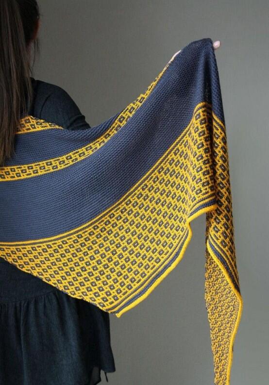 Rosy Green Wool Anleitung - Tuch Eifelgold Musterbeispiel in Cornwall Schiefer und Sonnenblume