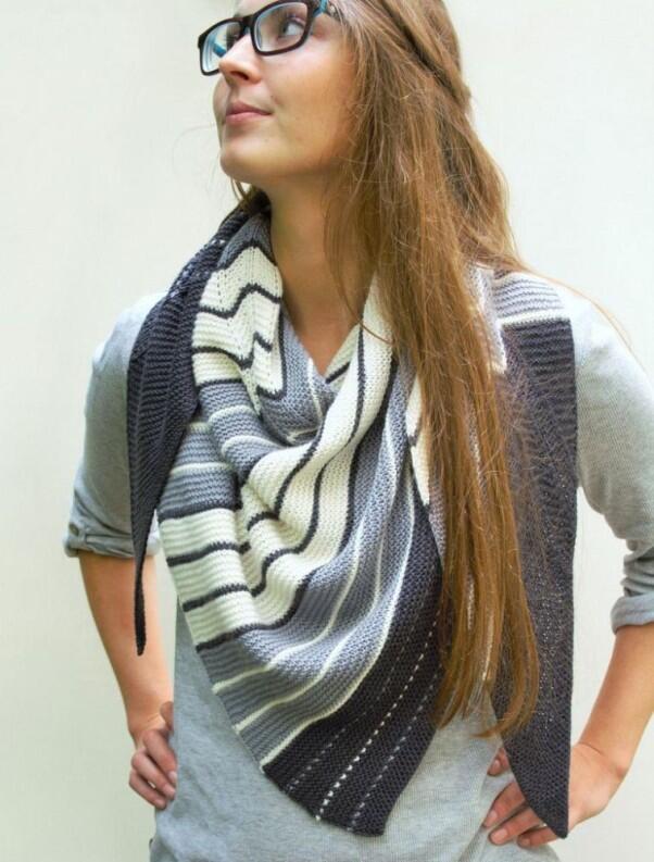 Rosy Green Wool Anleitung - Tuch Streetscape Musterbeispiel in Cornwall Schiefer, Edelweiß und Isar