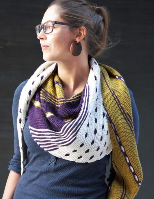 Rosy Green Wool Anleitung - Tuch Color Spotting Musterbeispiel in Moos, Brombeere und Edelweiß