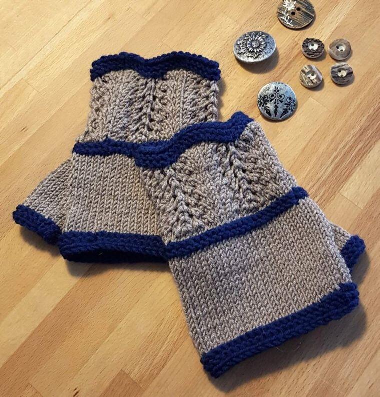 Strickanleitung  Handwärmer mit Farnmuster  Musterbeispiel gestrickt aus Ferner Wolle Merino 80