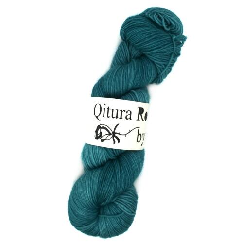 Qitura Rose Fine Merino Socks handgefärbt - Götter SEMISOLID Farbe: Petrol passend zu Portus