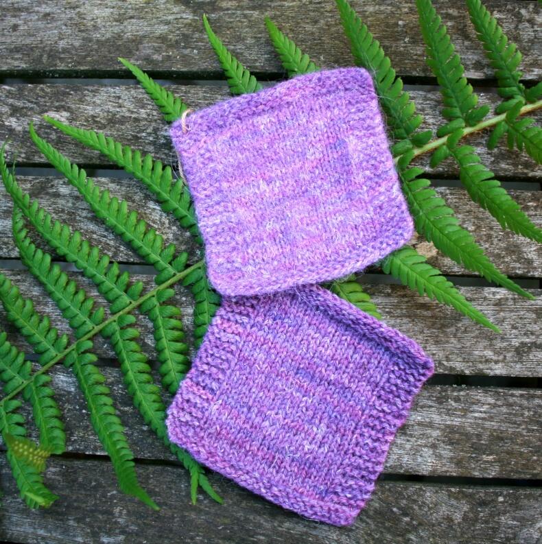 Lieblingsschaf - MerinoAlpaka handgefärbt 100g zwei Maschenproben eine gefilzt, eine gestrickt