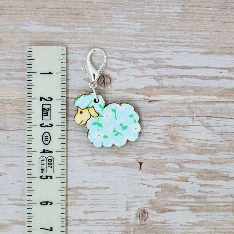 Handgefertigte Maschenmarkierer aus Holz - Lämmchen Hellgrün