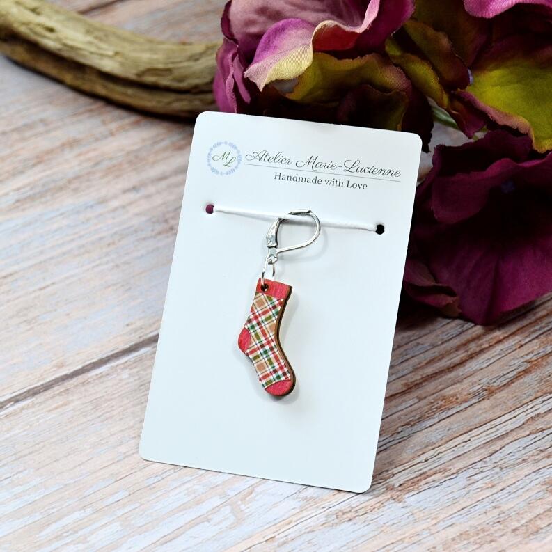 Handgefertigte Maschenmarkierer aus Holz - Strumpf Winterkaro Rot