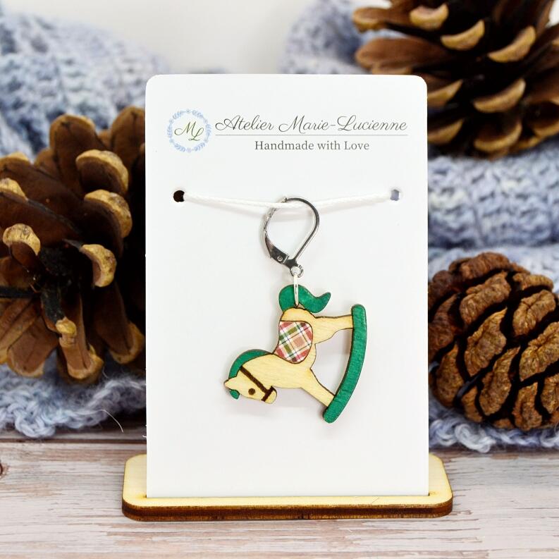 Handgefertigte Maschenmarkierer aus Holz - Schaukelpferd Grün