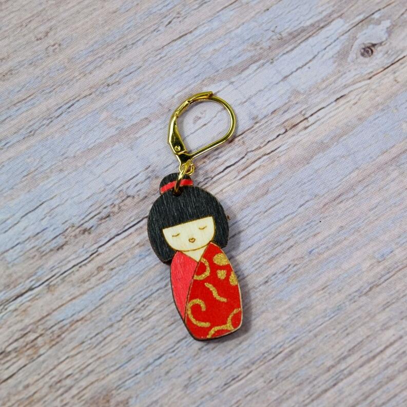 Handgefertigter Maschenmarkierer aus Holz - Kokeshi Rot