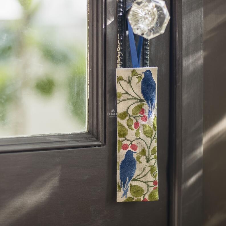 DMC V&A Lesezeichen-Stickset Bird and Berry von C.F.A. Voysey