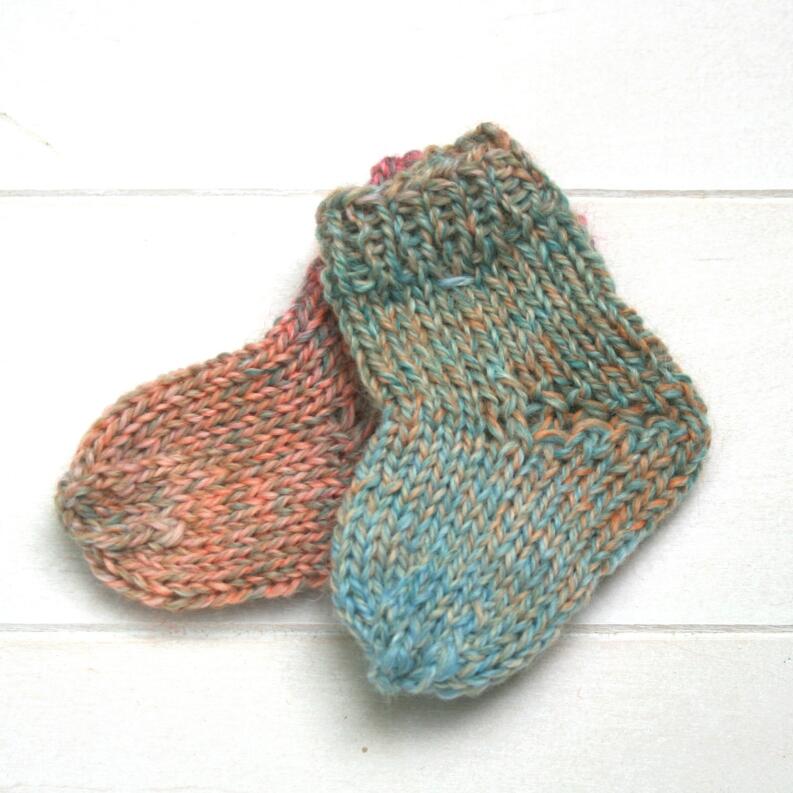 Handgestrickte Babysocken mit Farbverlauf