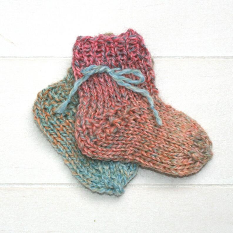 Handgestrickte Babysocken mit Farbverlauf