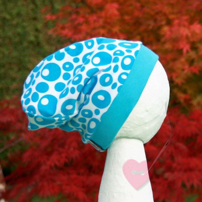 Handgefertigte Kinder Wende-Beanie mit Bären und Bubbles