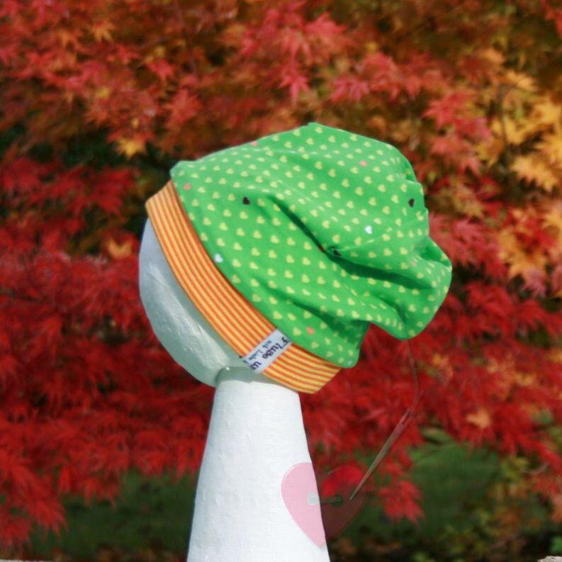Handgefertigte Kinder Wende-Beanie aus Baumwollstoff mit Bunten Tieren und Herzen