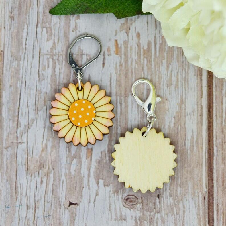 Handgefertigte Maschenmarkierer aus Holz - Gänseblümchen